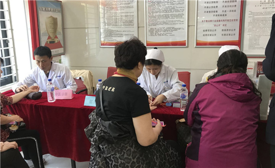 12.药业公司联合农商银行举行义诊运动_副本.jpg