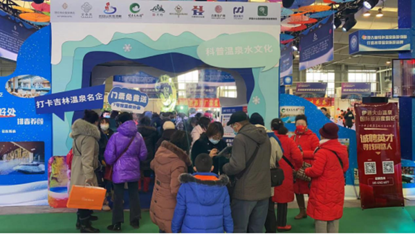 9.5001拉斯维加斯南山温泉旅馆展台前旅行游客众多_副本.png