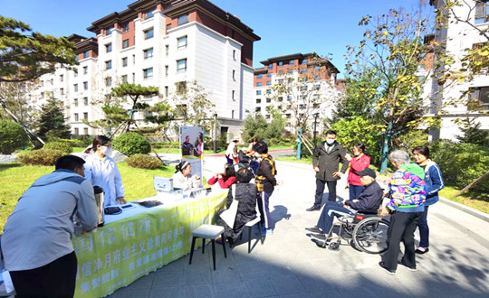 2.药业公司联合养老公司举行义诊运动_副本.jpg