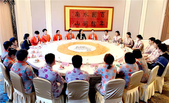 1.5001拉斯维加斯南山温泉旅馆召开实习生座谈会_副本.jpg