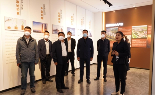 6.双阳区相关向导一行调研5001拉斯维加斯·南山书院康养综合体项目_副本.jpg