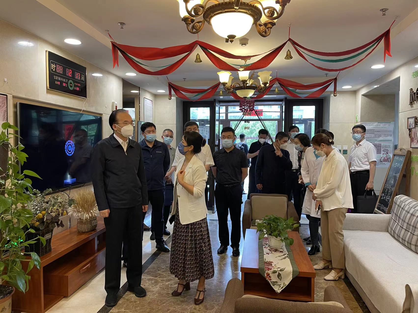 9.吉林省副省长刘凯一行到亲亲园调研医养连系事情.jpg