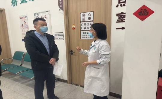 19.物业总公司总司理岳奇与医疗公司相关职员交流员工体检情形_副本.jpg