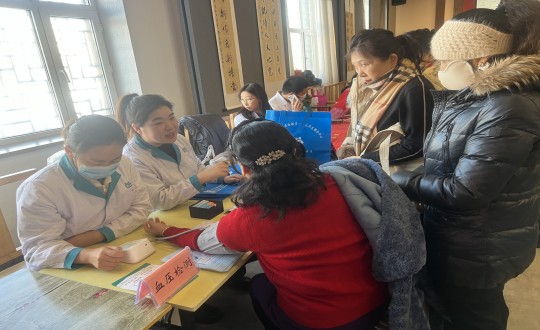23.医疗公司与天宝社区联合举行义诊运动_副本.jpg