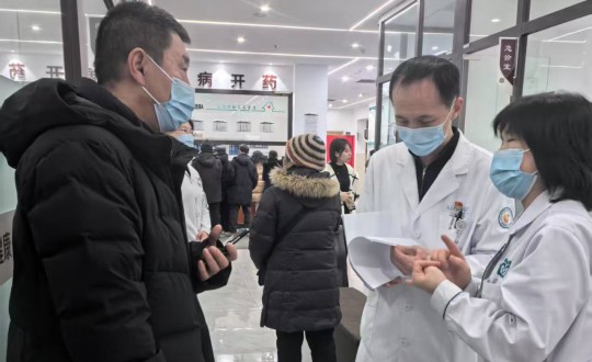 22.医疗公司门诊科举行义诊运动_副本.jpg