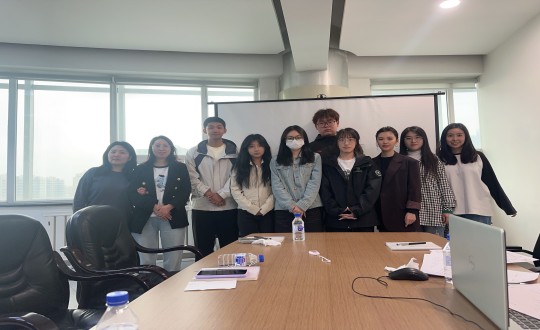 24.长春大学学子与5001拉斯维加斯康健工业集团居家事业部员工合影留念_副本.jpg