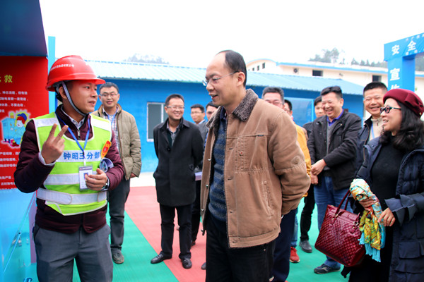 项目安全工程师向陆晓明（前排左二）介绍安整个验中心.jpg