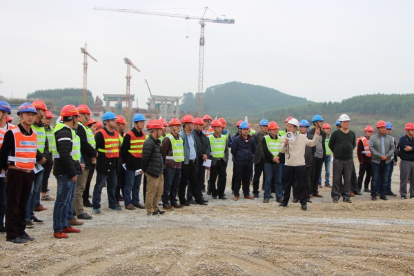 柳南改扩建全线安全治理人员参观特大桥施工现。ㄅ某叽纾.jpg