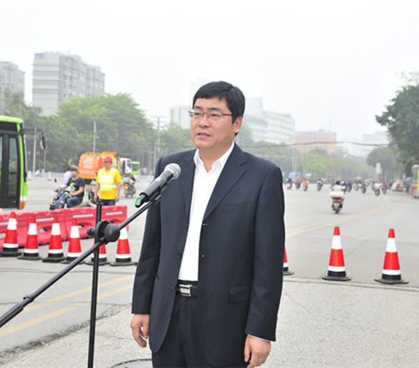 图一：嘉峪关市副市长朱会东颁发开工令.jpg